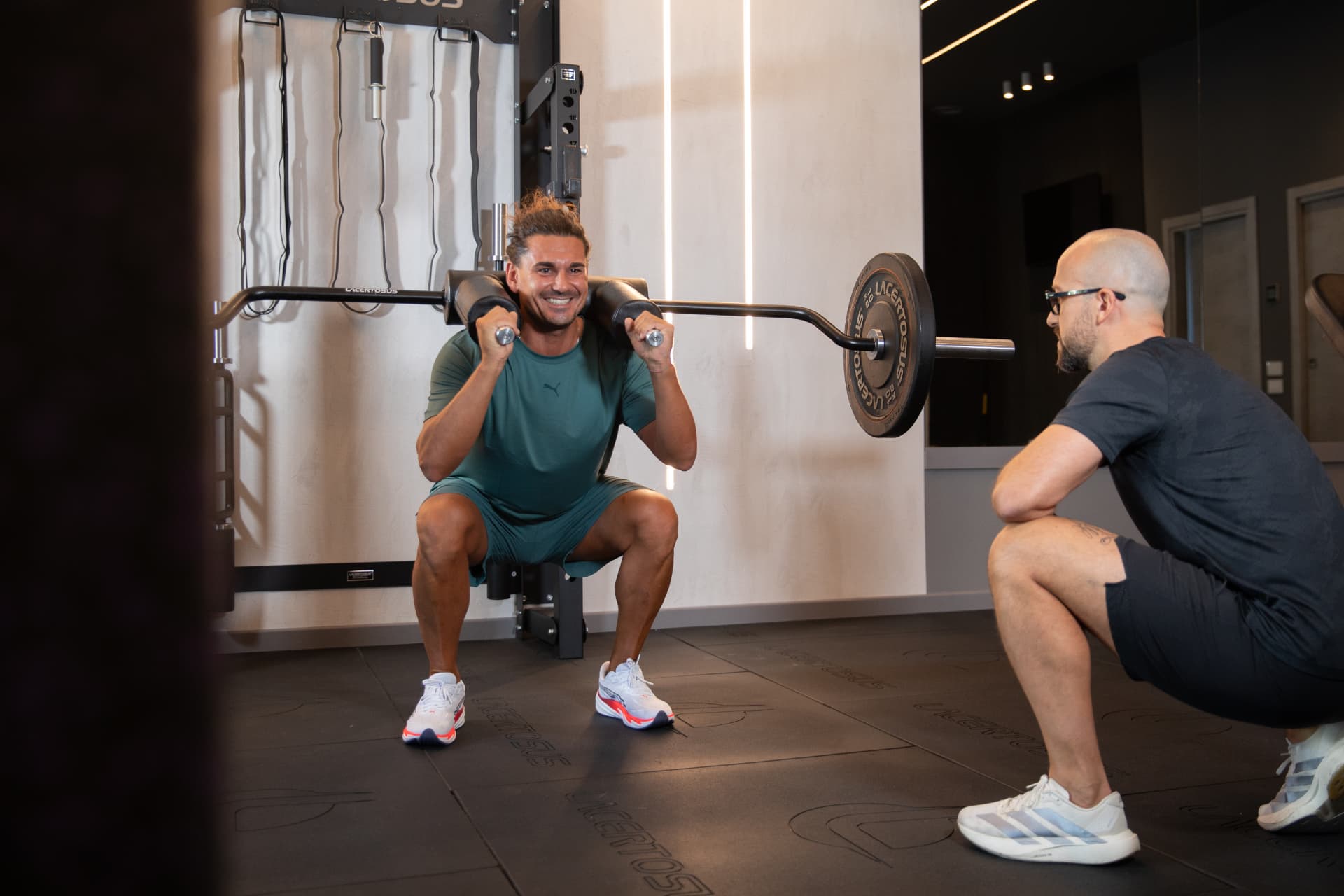 Coach in ascolto durante una sessione di allenamento